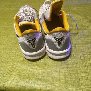Nike Mens Nike Zoom Kobe Venomenon 4 White University Gold Sz 9